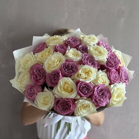 Букет из 31 пионовидной розы