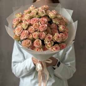 Букет из 9 персиковых кустовых роз
