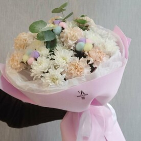 Букет из кустовых хризантем и гвоздик