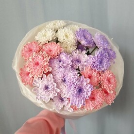 Монобукет из кустовой хризантемы розовой, фиолетовой и белой