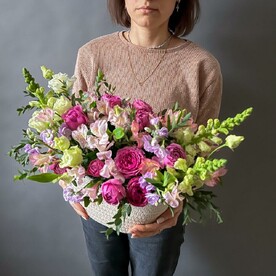 Яркая корзина с сезонными цветами