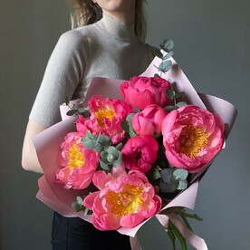 Букет из коралловых пионов