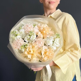 Букет с французскими розами, маттиолой и нежными гвоздиками. Veresk 494