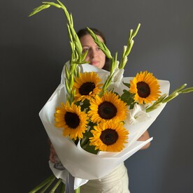 Дуо букет из гладиолусов и ярких подсолнухов. Veresk 496