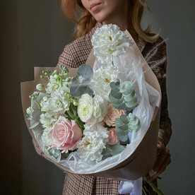 Эвкалипт, Лизиантус Эустома, Роза кустовая, Роза, Маттиола, Ранункулус, Тишью, Пленка