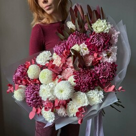 Пышный осенний букет с хризантемами, эвкалиптом и эустомой, размер l