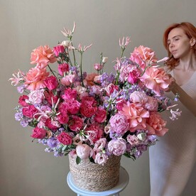 Большая авторская корзина с розами Кантри Блюз и нежными пионами. Veresk 831