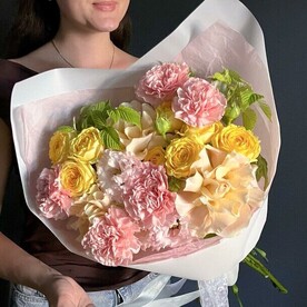 Роза французская шт, Гвоздика шт, Роза кустовая шт, Лизиантус Эустома шт, Тишью шт, Пленка матовая шт, шт, Аквабокс шт