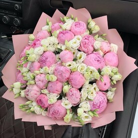 Букет из пионов