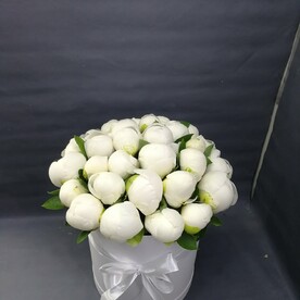 Белые пионы в коробке