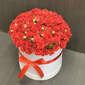 Кустовая роза в коробке