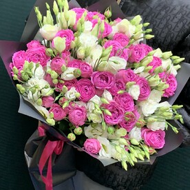 Пионовидная роза и эустома