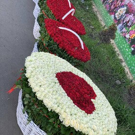 Розы в корзине 2001