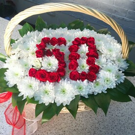 Белые хризантемы, Зелень, Красные розы, Флористическая губка, Корзина