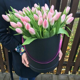 Коробка с тюльпанами