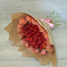 Клубника с розами