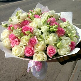 Белорозовые розы, Эустома белая, Упаковка гжатая крафт