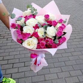 Белые розы, Роза кустовая, Зелень эвкалипт, Дизайнерская упаковка