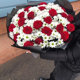 Красные розы, Ромашковая хризантема кустовая белая, Пленка матовая
