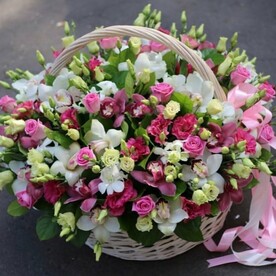 Орхидея, Зелень, Эустома, Роза розовая, Флористическая губка, Корзина