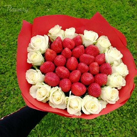 Клубника с розами.