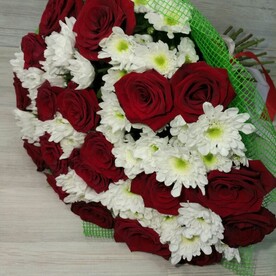 Красные розы, Хризантема кустовая, Упаковка сетка