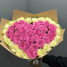 Сердце из 51 розы
