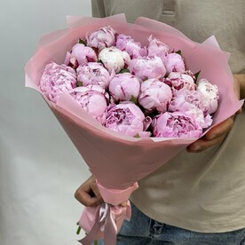 Букет из 17 розовых пионов Сара Бернард