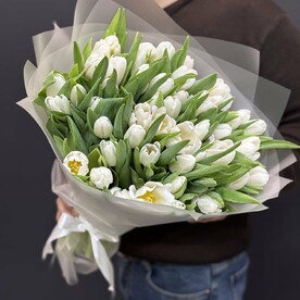 Букет из 51 белого тюльпана – элегантность и нежность в каждом лепестке! 🌿🤍