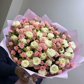 Букет из белых роз и кустовых роз