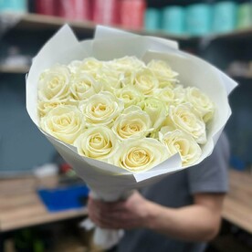 Букет из 19 белых роз