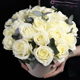 Роза белая, Эвкалипт, Оазис, Пленка, Коробка, Открытка