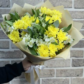 Альстромерия, Хризантема одноголовая, Эвкалипт, Дизайнерская упаковка, Открытка