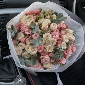 Роза пионовидная кустовая Мисти Баблс, Эвкалипт, Дизайнерская упаковка, Открытка
