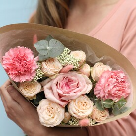 Роза кустовая, Диантус, Роза пионовидная, Эвкалипт, Озотамнус, Крафт