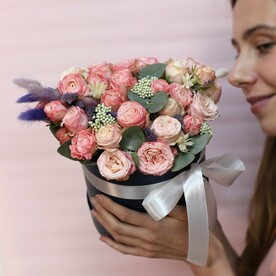 Роза кустовая, Лагурус, Озотамнус, Эвкалипт, Шляпная коробка, Оазис