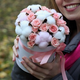 Хлопок, Роза кустовая, Шляпная коробка, Оазис
