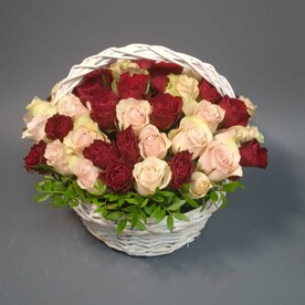 51 роза микс розовой и красной в корзине