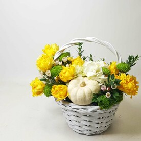 Роза кустовая, Хризантема кустовая, Гортензия, Хамелациум, Самшит, тыква, Корзина плетеная, Оазис