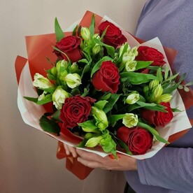 Букет из красных роз и белых альстромерий