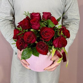 Бордовые кенийские розы в шляпной коробке для мамы