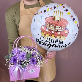 Сумочка с фиолетовой хризантемой и эвкалиптом + фольгированный шар с Днем Рождения