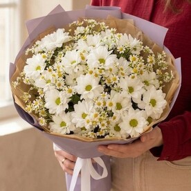 Букет с ромашками и хризантемой