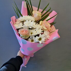 Букет из роз и хризантем с робелини