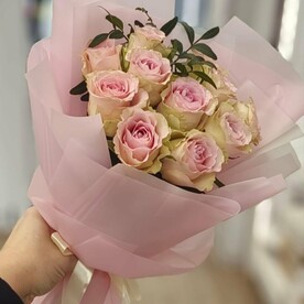 Букет из роз 9 с зеленью