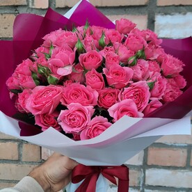 19 малиновых кустовых роз