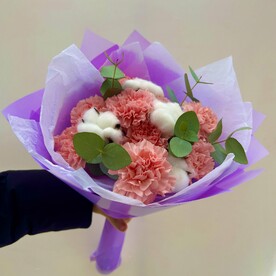 Букет из диантусов, эвкалипта и натурального хлопка
