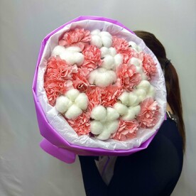 Букет из 15 розовых диантусов и натурального хлопка