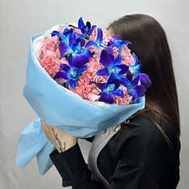 Букет из 15 диантусов и космической орхидеи
