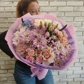 Хризантема кустовая, Роза пинк мондиаль, Диантус, Лизиантус Эустома, Гипсофила радужная, Оформление тишью и пленка, Любовь флориста, Улыбка курьера